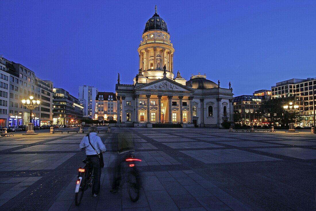Berlin, Gendarmenmarkt, Deutscher Dom, abends, Paar auf Fahrrad