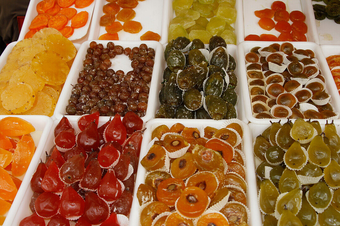 Marktstand mit kristalliesierten Früchten, Cours Saleya, Nizza, Frankreich