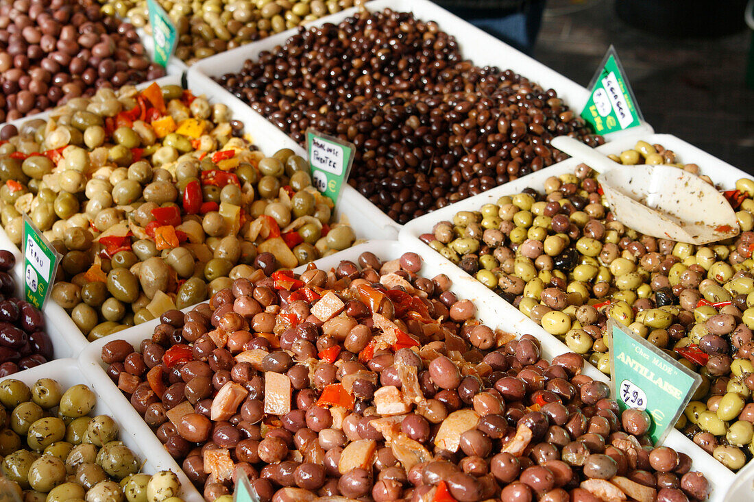 Marktstand mit Oliven, Cours Saleya, Nizza, Frankreich