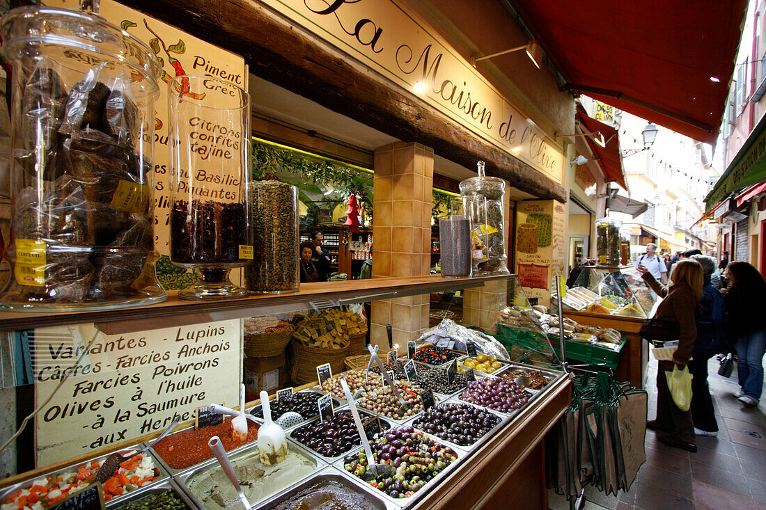 Marktstand mit Oliven, Nizza, Frankreich