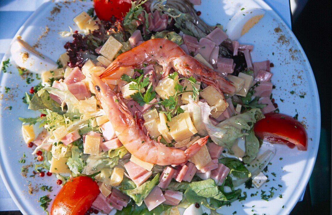 Nizza, Salat Nicoise mit Shrimps
