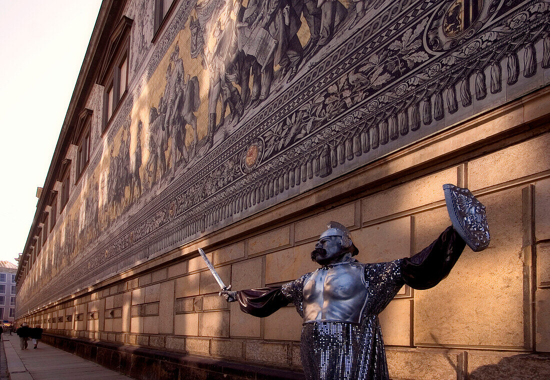 Schloss, Straßenkünstler im Vordergrund des Wandgemäldes, Dresden, Sachsen, Deutschland