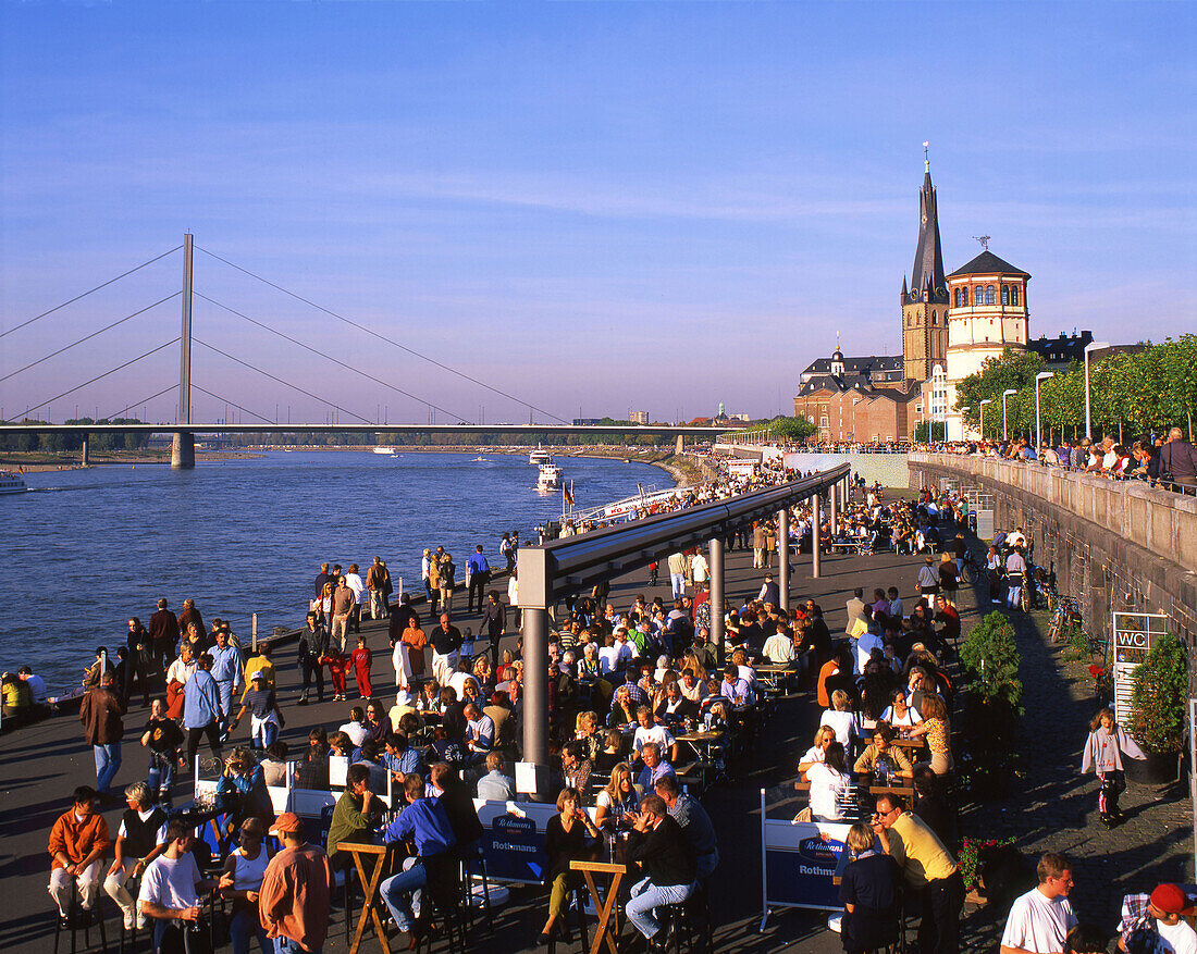Menschenmenge am Rhein, Promena, Sommer, Düsseldorf