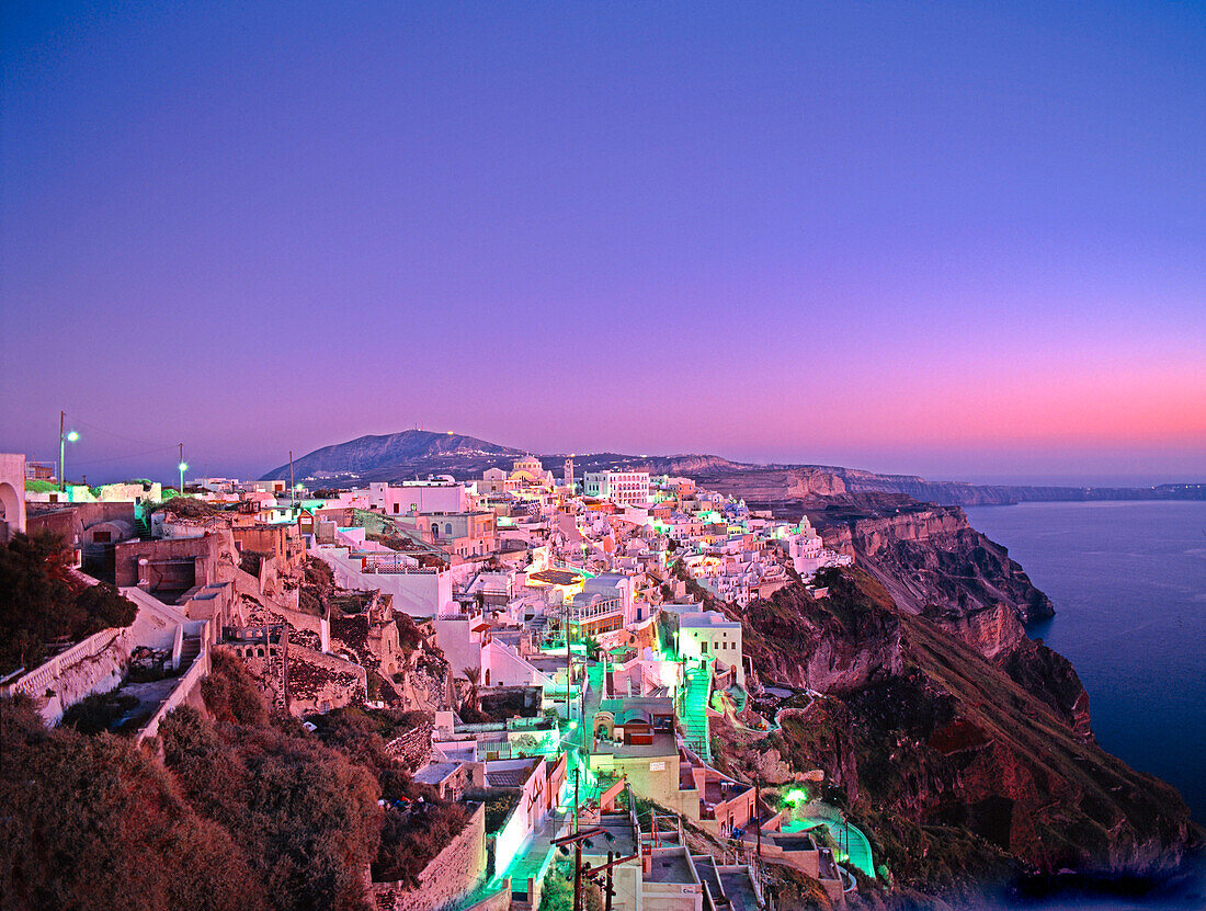 Griechenland, Kykladen, Santorini, Sonnenuntergang in Fira