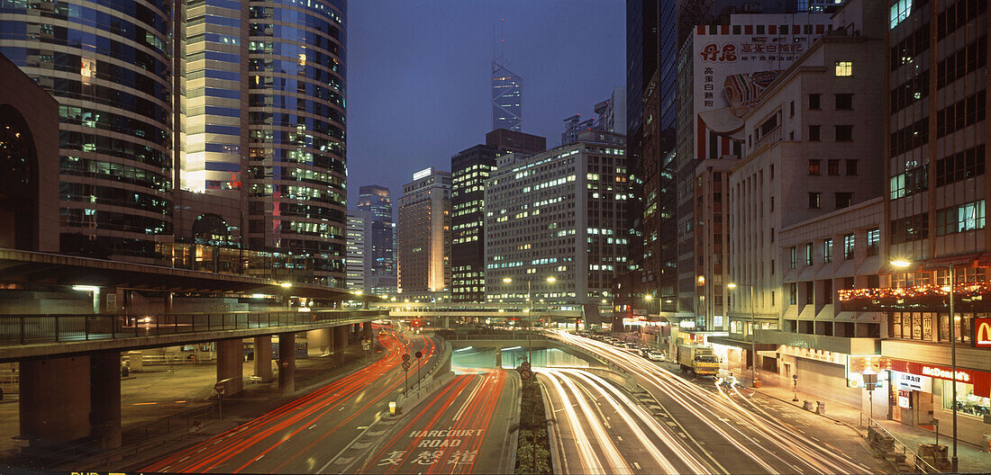 Zentrum Hongkongs, Wolkenkratzer, Licht vom Verkehr auf der Hauptstraße, China