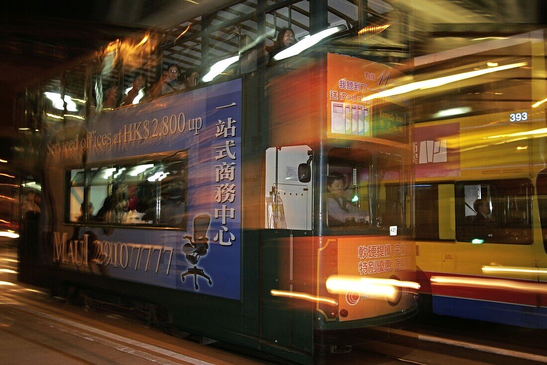 China, Hongkong Isl., Central, Strassenbahn abends, verwischt