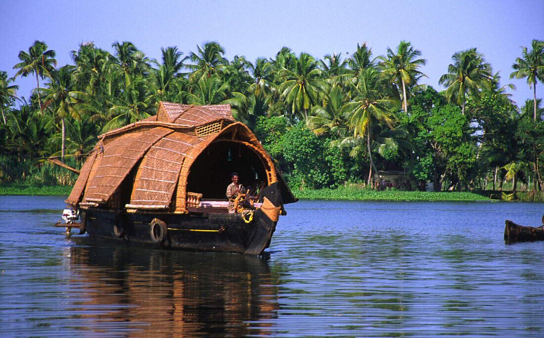 Hausboot im Stauwasser, Kerala, Indien