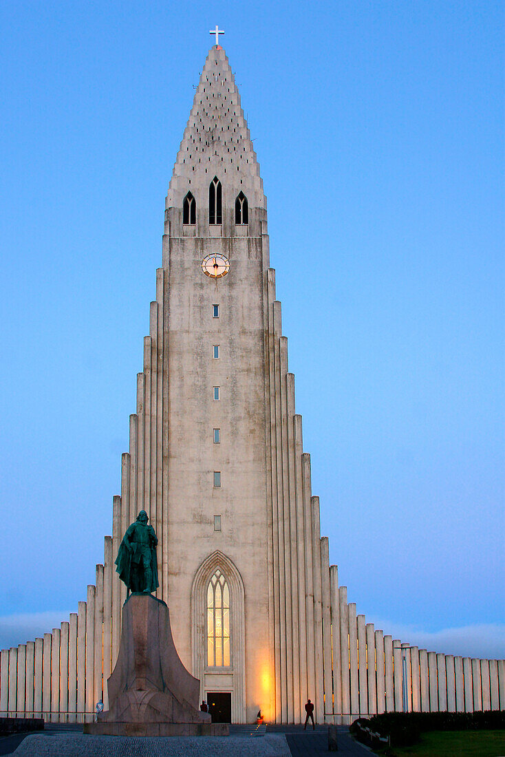 Iceland, Reykjavik, Hallgrimskirkja church, twilight