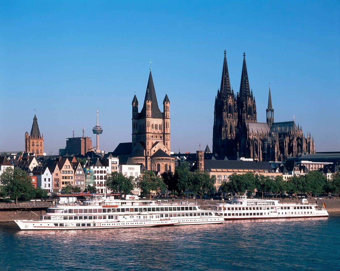 Schiffe auf dem Rhein, Kölner Dom, Köln, Deutschland