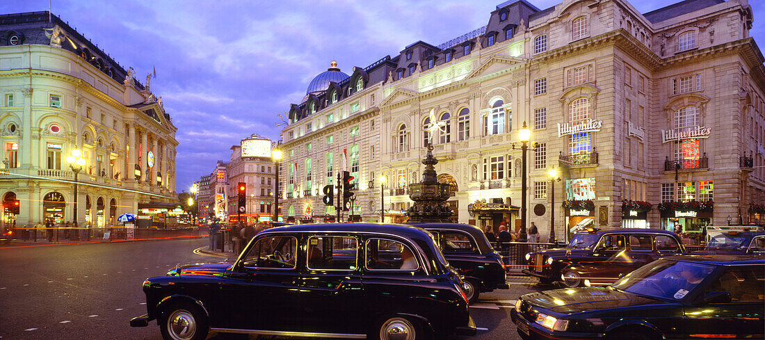 Piccadilly Zirkus, Hauptverkehrszeit, London, England