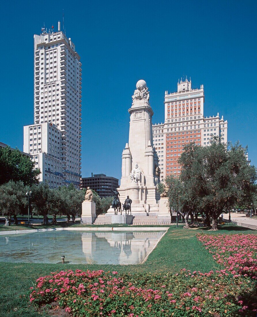Don Quichotte und Sancha Pansa in front of Cervantes Monument, Plaza Espana, Madrid, Europe, Spain