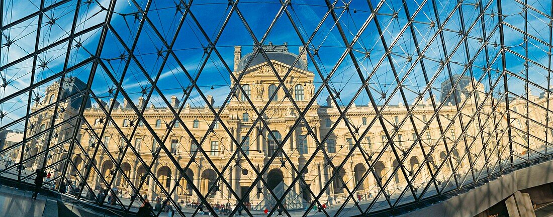 Glaspyramide von Ieoh Ming Pei, Louvre, Paris