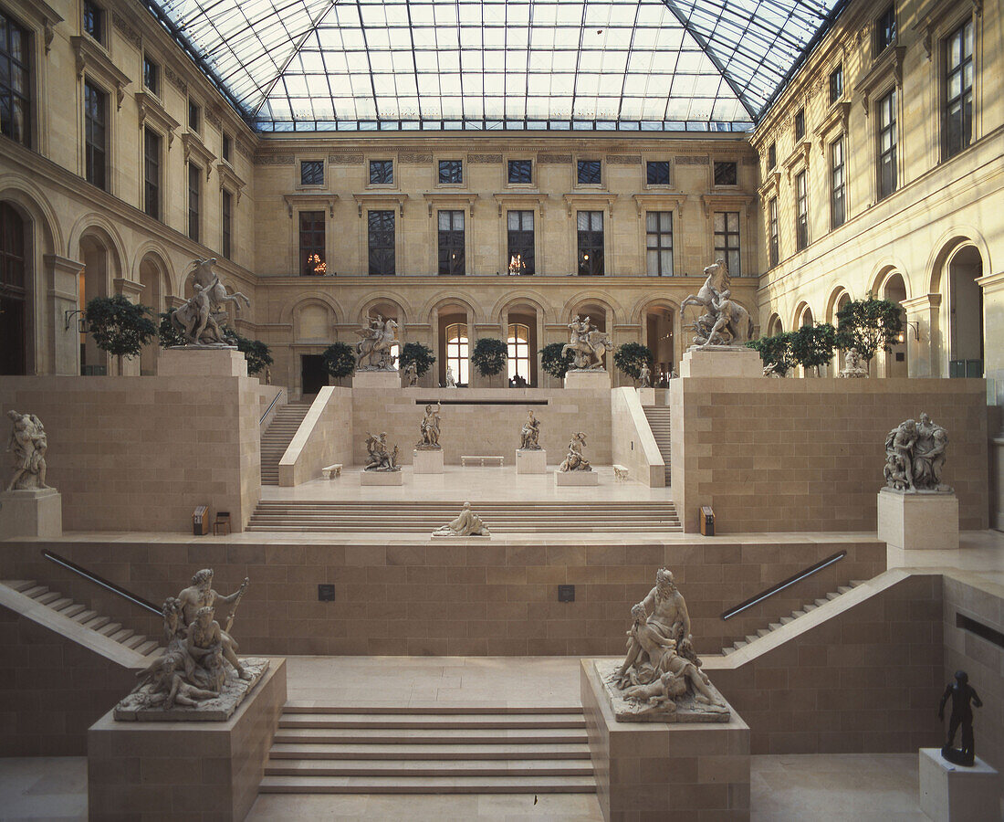 Skulpturen, Atrium, Louvre, Paris, Frankreich