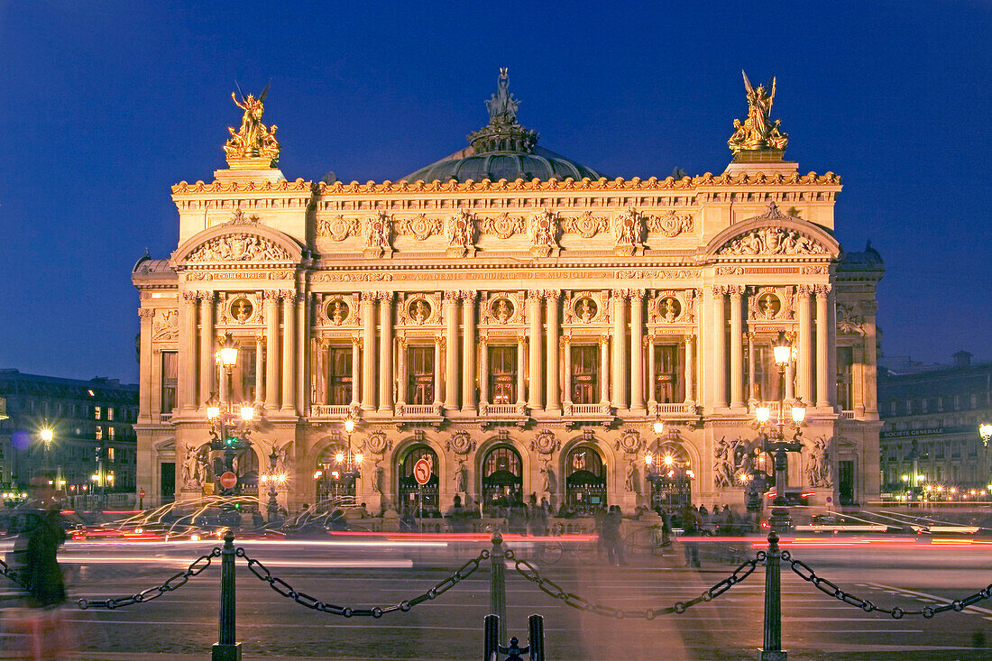 Oper Garnier abends, Aussenaufnahme, Paris