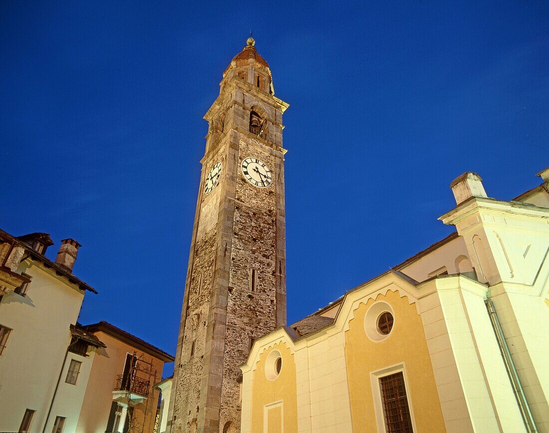 Schweiz, Tessin ;Ascona, Dorfkirche abends