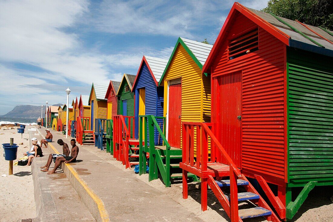 Südafrika, Kap Halbinsel, Muizenberg, farbige Badehäuschen