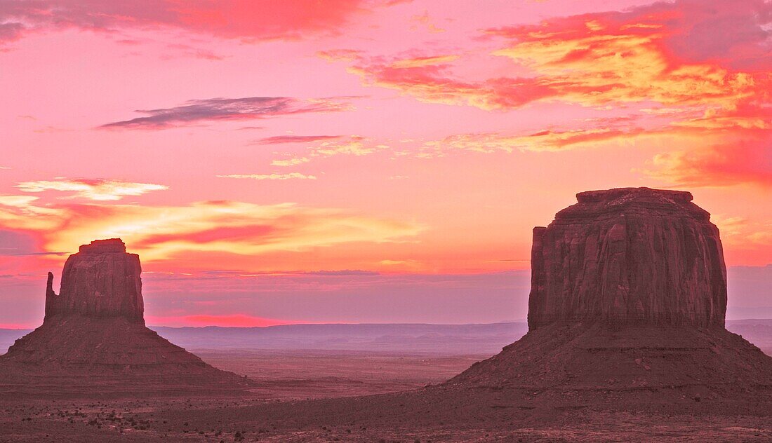 USA, Utah, Monument Valley, Mittens und Merrick Butte, sunset