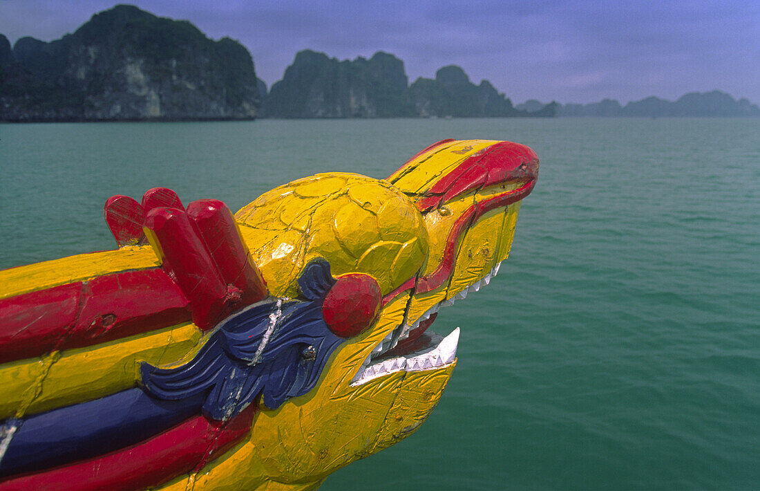Vietnam, Halong Bay, farbige Galeonsfigur eines Bootes