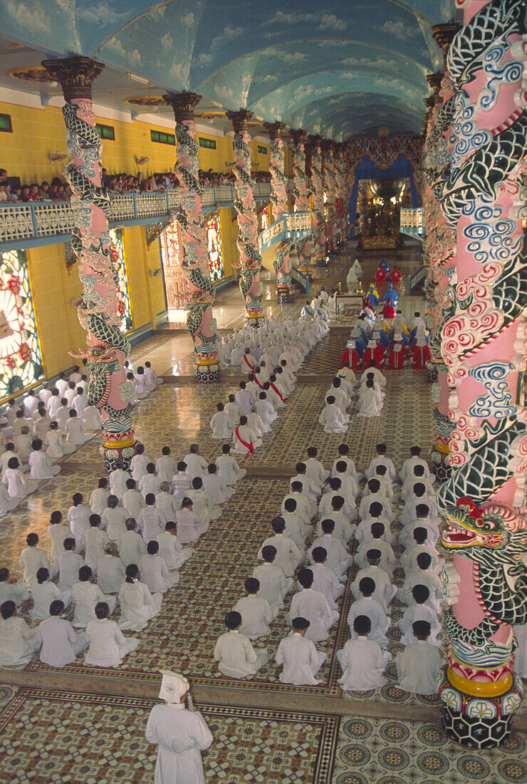 VIETNAM, Cao Dai Tempel Gebetsraum