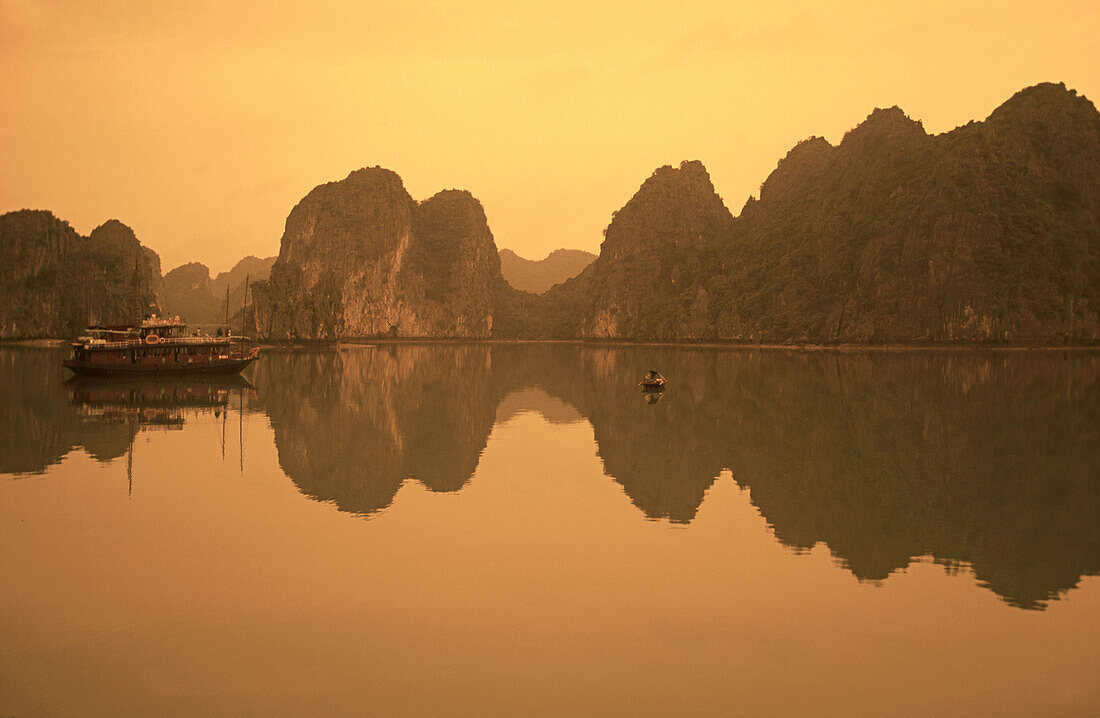 Vietnam, Halong Bay, Sonnenuntergang, Spiegelung