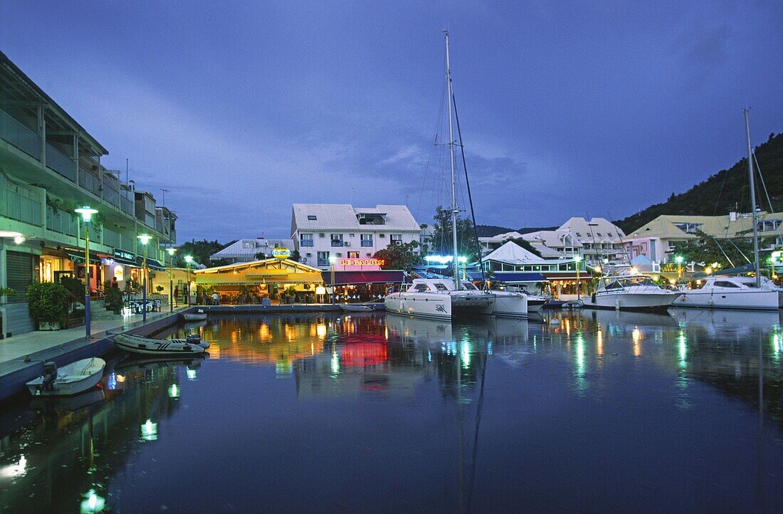 Kleine Antillen, Saint Martin, Marigot, Jachthafen, Pier Restaurants abends