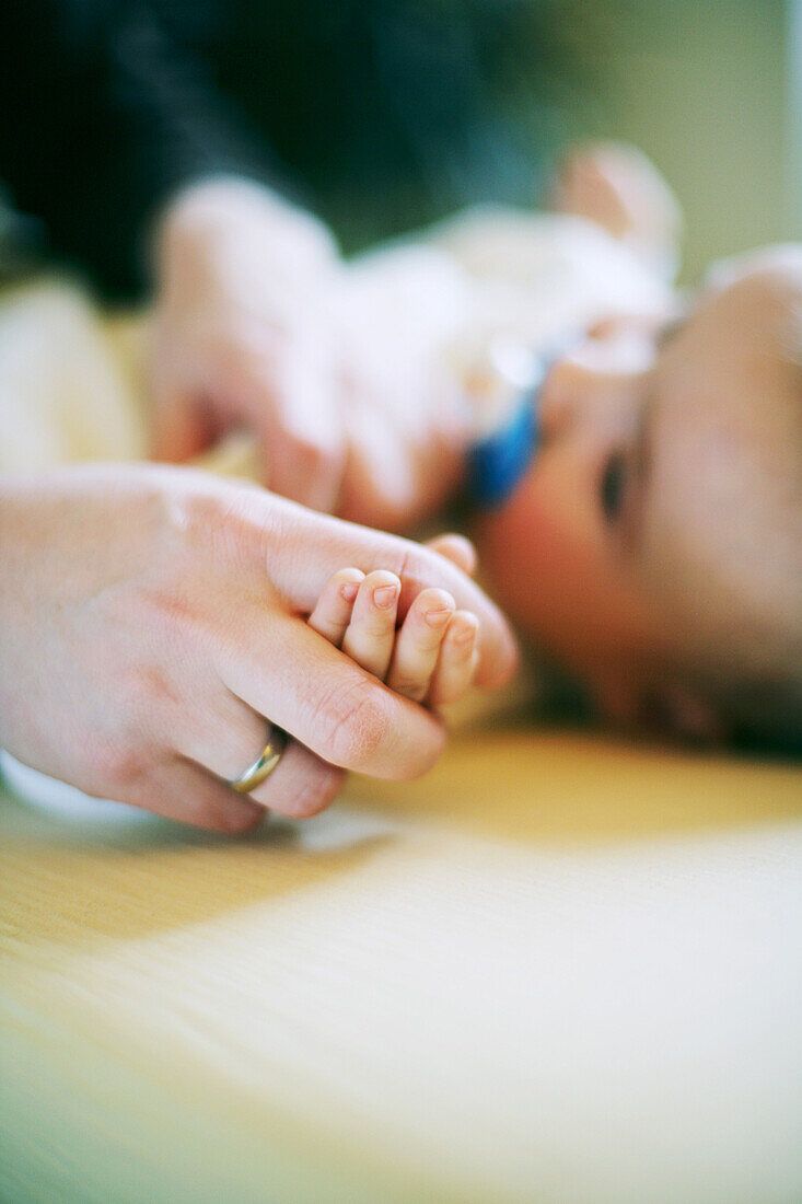 Baby mit Teddybär, Kind, Familie, Erziehung