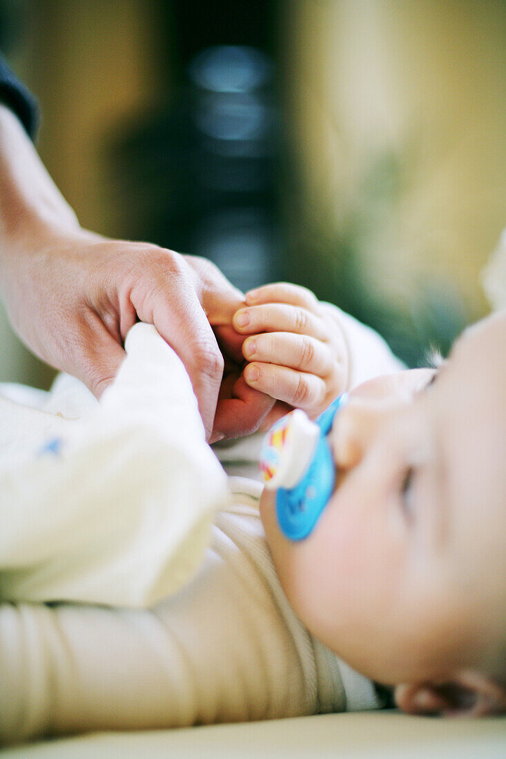 Baby hält Mamas Hand, Baby, Kind, Familie