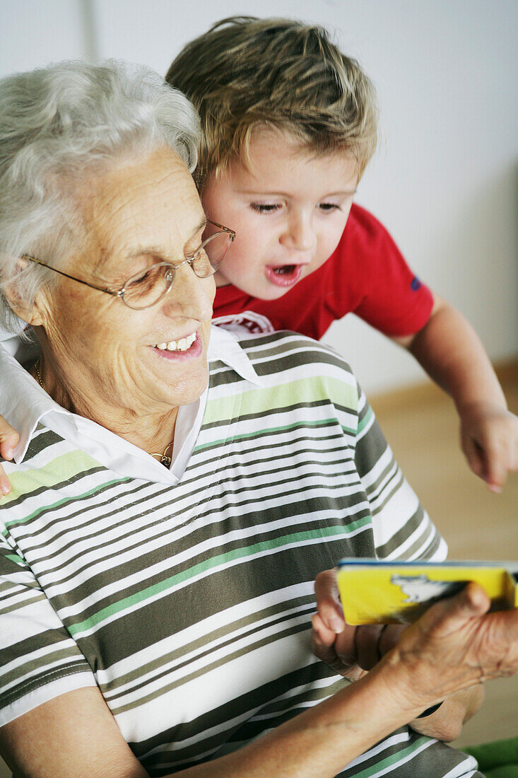 Oma und Enkel lesen Buch, Kind, Familie, Generationen