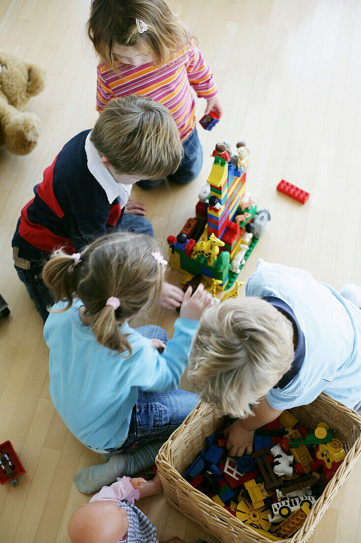 Kinder beim Spielen, Erziehung, Kinder, Familie