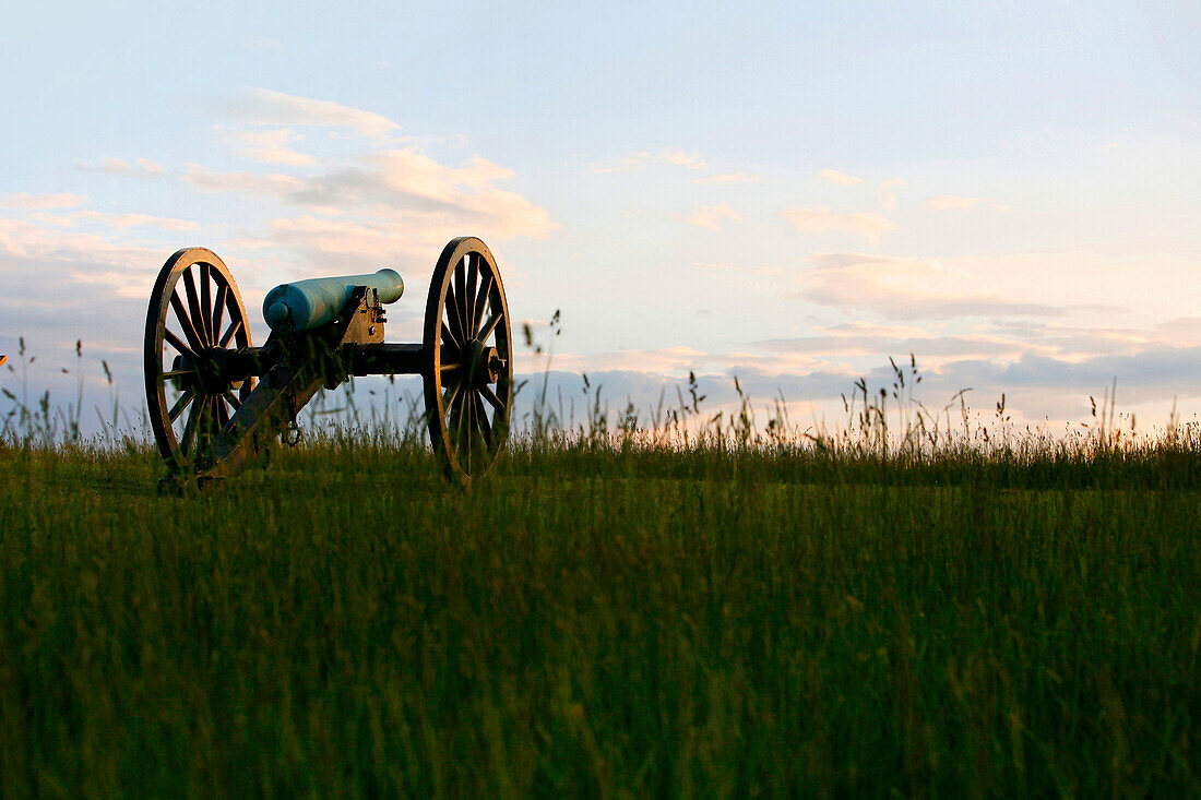 Kanone auf einem ehemaligen Schlachtfeld bei Sonnenuntergang, Manassas, Virginia, USA