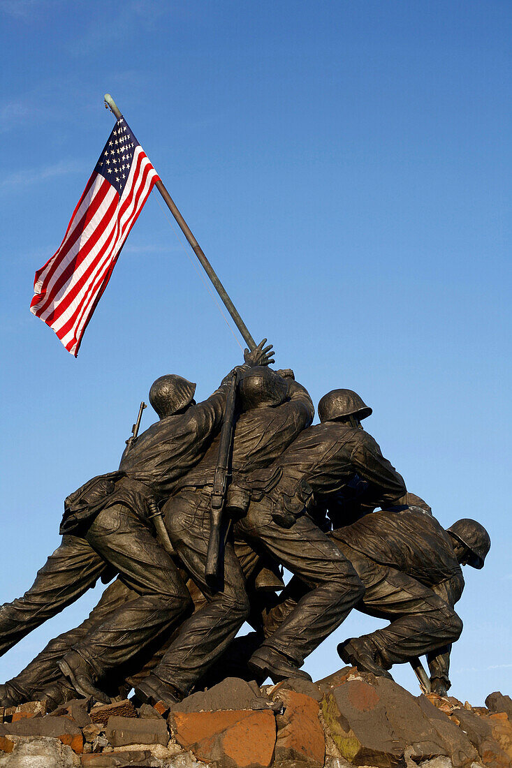 Kriegerdenkmal mit Flagge vor blauem Himmel, Iwo Jima Memorial, Arlington, Virginia, USA