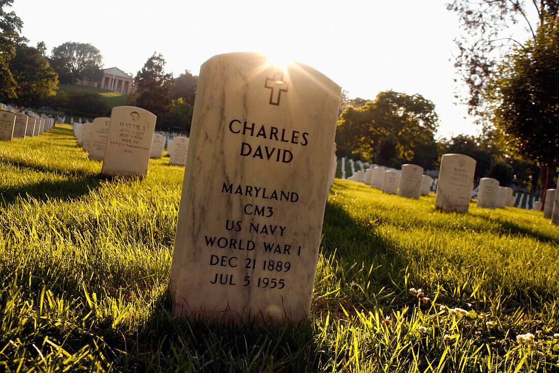 Ein Grabstein auf Rasen, National Cemetery, Arlington, Virginia, USA