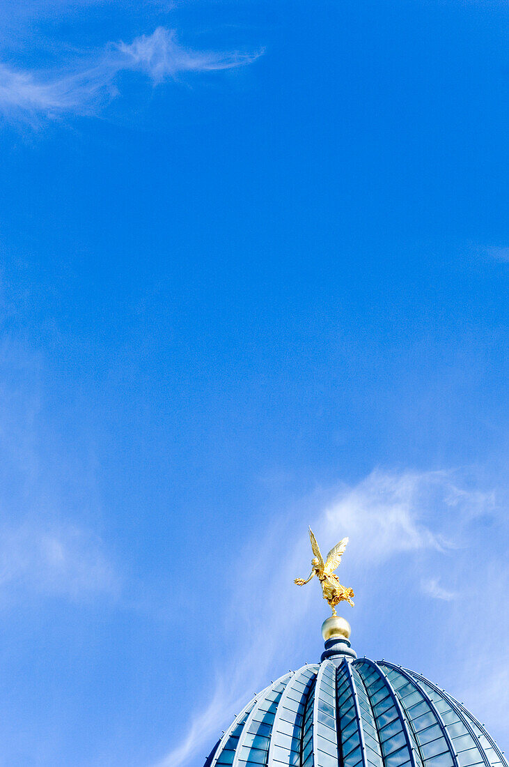 Goldener Engel auf der Kuppel der Kunstakademie, Dresden, Sachsen, Deutschland