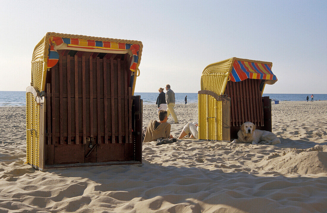 Strandkörbe und Menschen am Strand, Egmond aan Zee, Niederlande, Europa