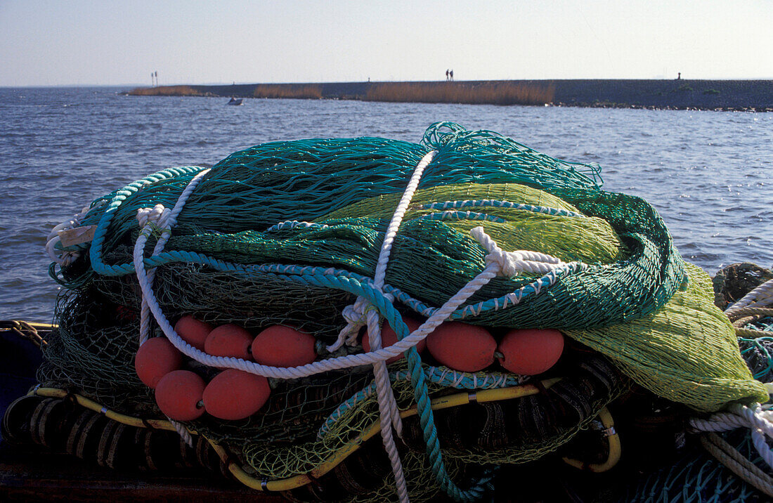 Fischernetze im Hafen von Urk, Holland, Europa