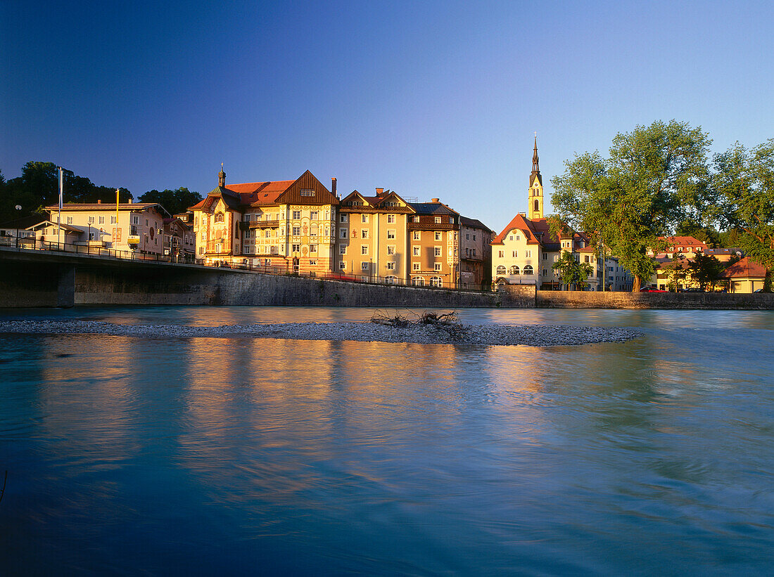 Blick über die Isar auf Bad Tölz, Bayern, Deutschland