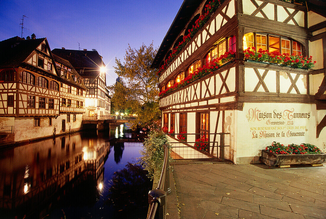 Restaurant Maison des Tanneurs am Abend, Place Benjamin Zix, La Petite France, Strassburg, Elsass, Frankreich, Europa