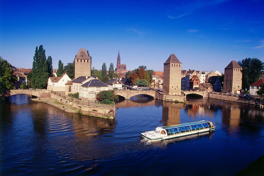 Ausflugsboot, Blick auf Altstadt und Münster, Strassburg, Elsass, Frankreich, Europa