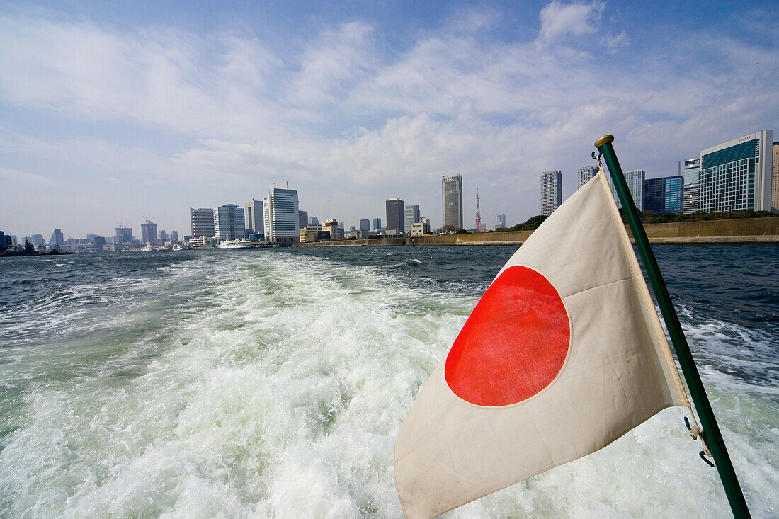 Japanische Flagge mit Tokyo Bay, Tokio, Japan
