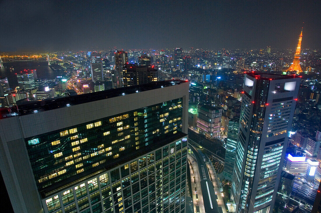 Business Viertel mit Toyko Tower bei Nacht, Tokio, Japan