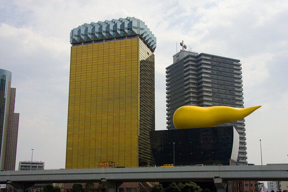 Hauptgebäude der Asahi Brauerei unter Wolkenhimmel, Asakusa, Tokio, Japan, Asien