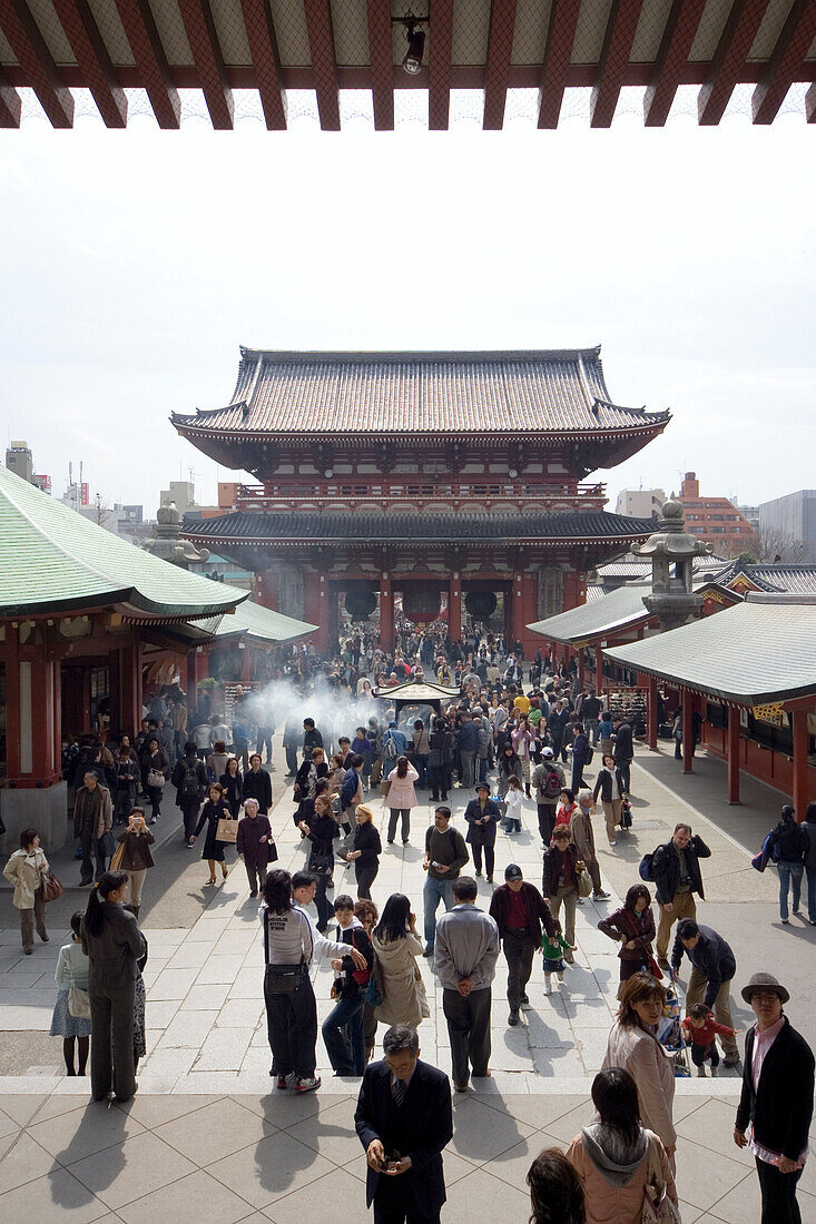 Menschen vor dem Senso-Ji Tempel im Sonnenlicht, Asakusa, Tokio, Japan, Asien