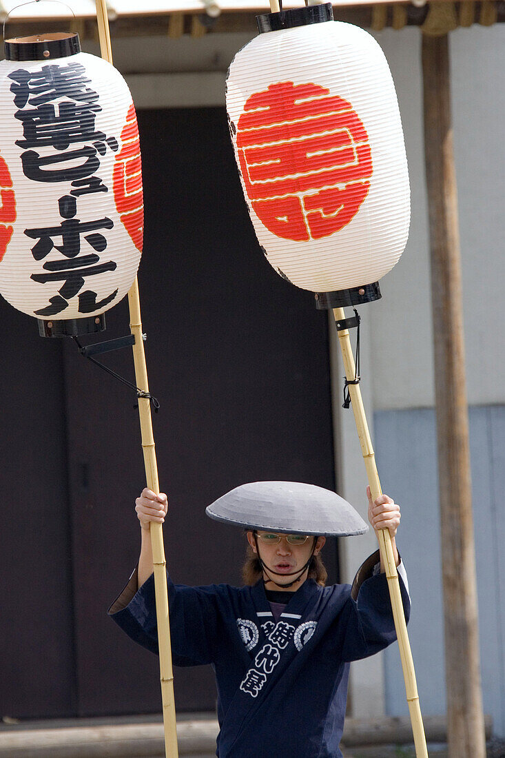 Mann mit Lampions vor dem Asakusa Tempel, Tokio, Japan, Asien