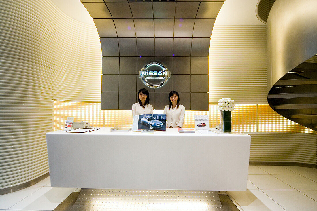Zwei Damen am Empfang, Ausstellungsraum, Nissan, Tokio, Japan