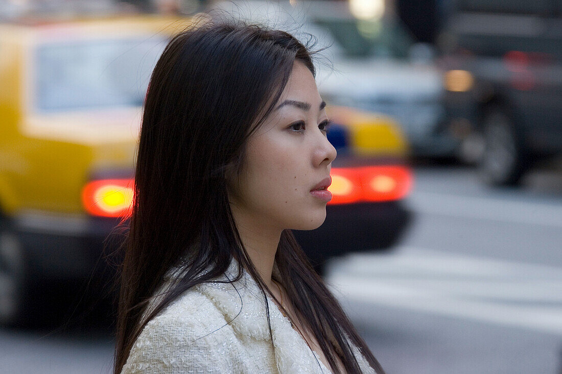 Junge Frau in der Stadt, Tokio, Japan