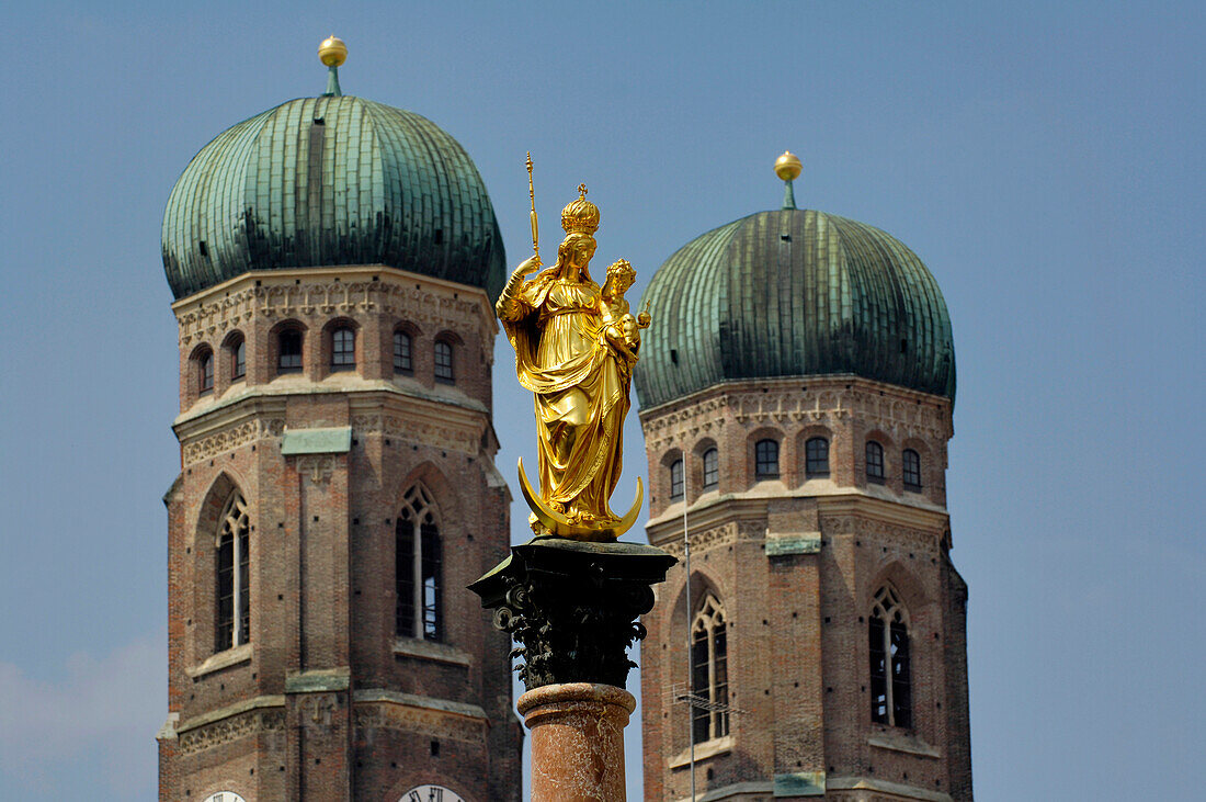 Türme der Frauenkirche und Mariensäule, München, Bayern, Deutschland