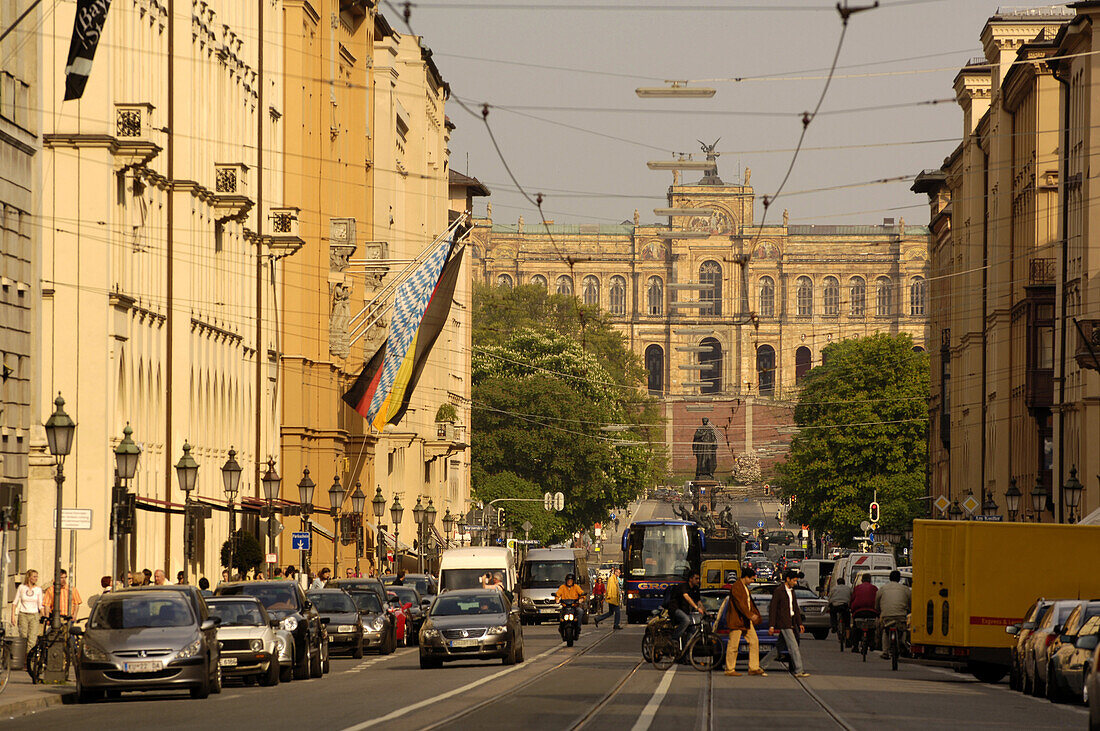 Blick entlang der Maximilianstrasse zum Maximilianeum, München, Bayern, Deutschland