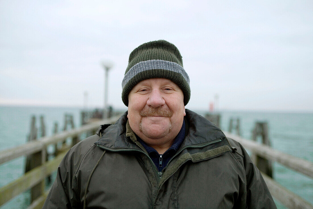 Alter Mann auf Seebrücke an der Ostsee, Mecklenburg-Vorpommern, Deutschland