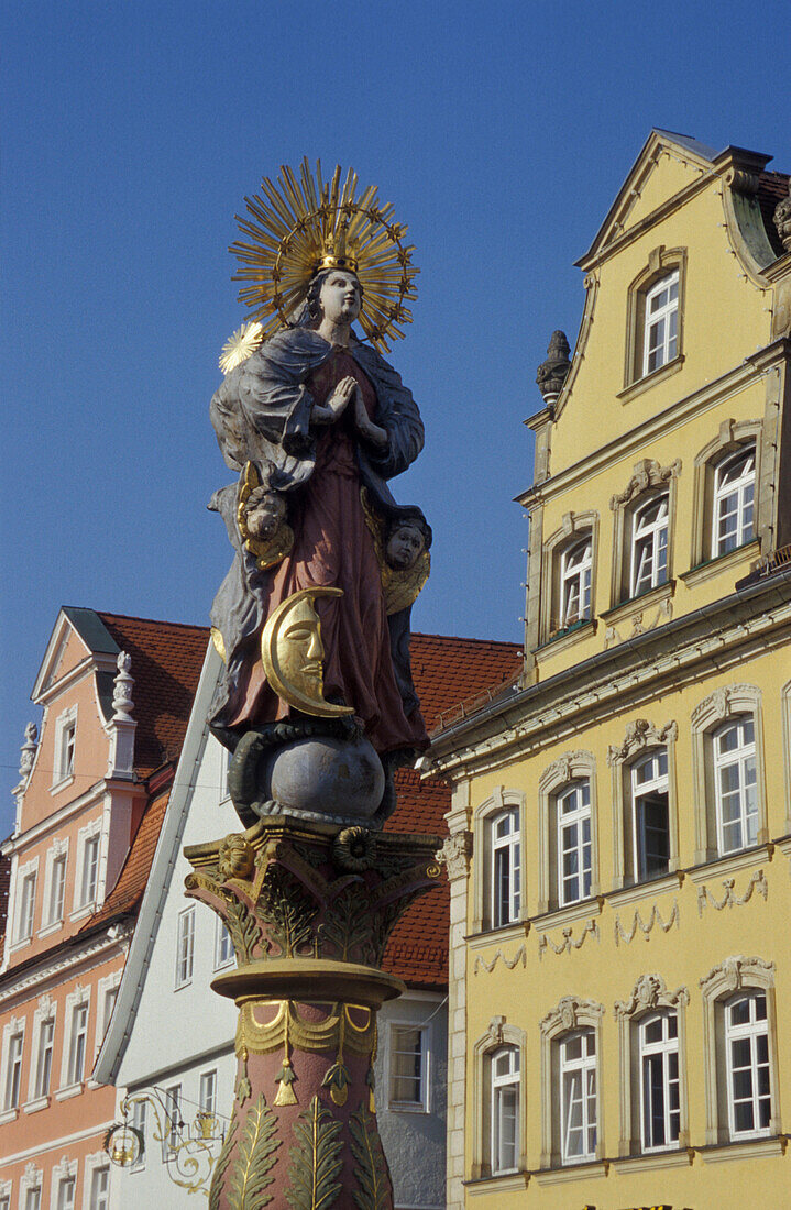 Brunnenfigur auf dem Marktplatz, Schwäbisch Gmünd, Baden-Württemberg, Deutschland, Europa