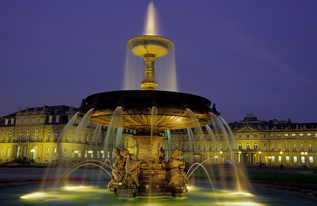 Beleuchteter Springbrunnen auf dem Schlossplatz bei Nacht, Stuttgart, Baden-Württemberg, Deutschland, Europe